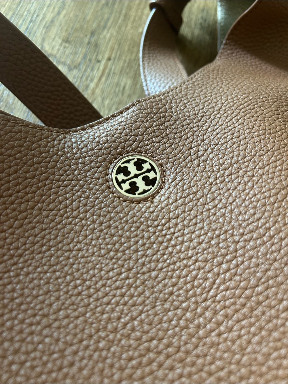 Tory Burch Pebbled Leather Shoulder Hobo in Chestnut - Picture 5 of 8
